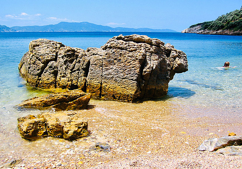 Megali Ammos beach on Alonissos is suitable for nudists and anyone who likes to snorkeling and watch fish.