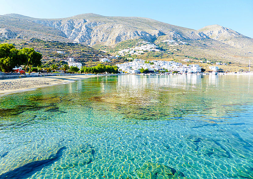 The child-friendly sandy beach in Aegiali on Amorgos in Greece.
