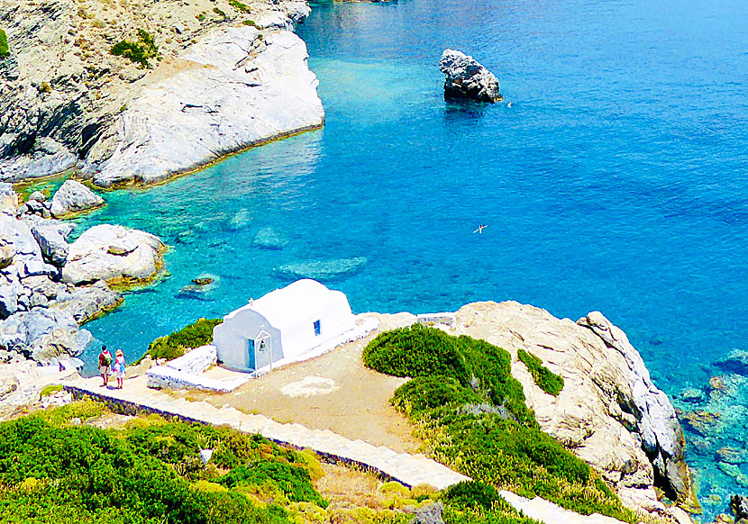 The small chapel Agia Anna church that has given the beach its name.