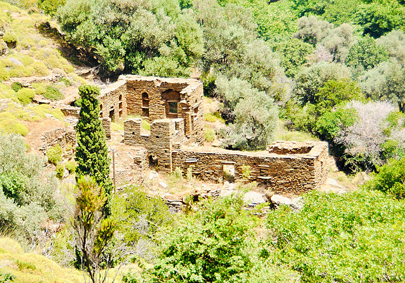 Deserted houses below Arni near the Remata River.