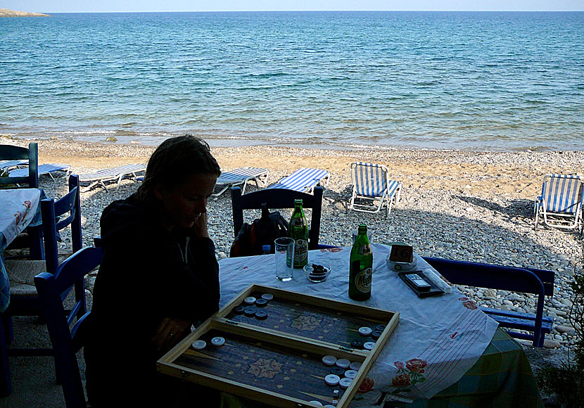Play tavli (backgammon) in cozy tavernas in Crete.