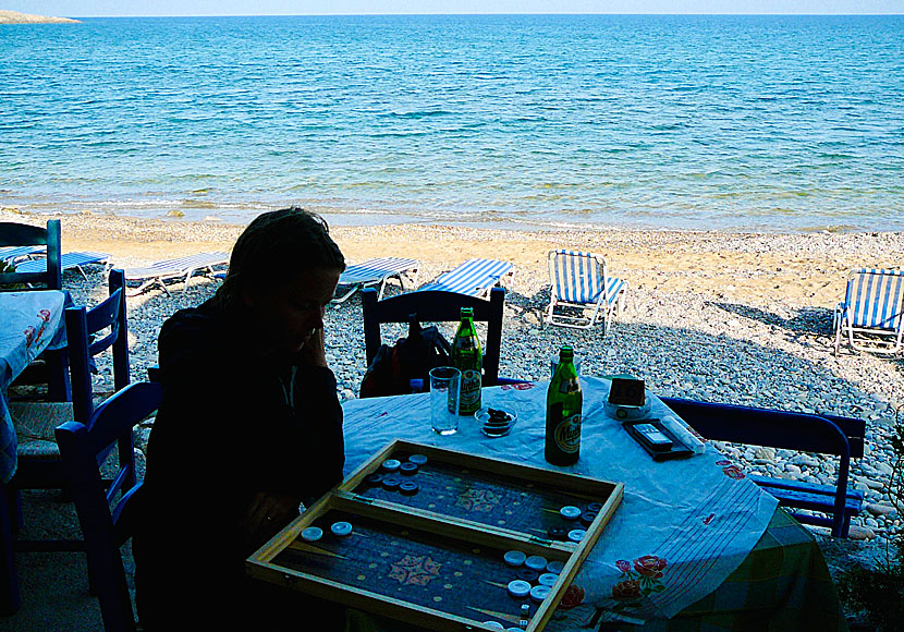 Play tavli (backgammon) in cozy tavernas in Crete.