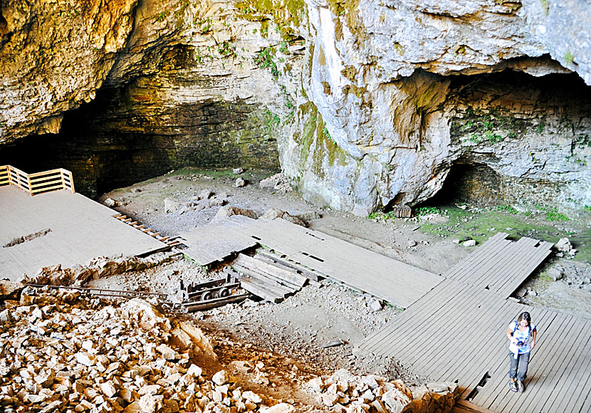 The mountains Ideon and Psiloritis are Crete's highest mountains and here is the Ideon cave.