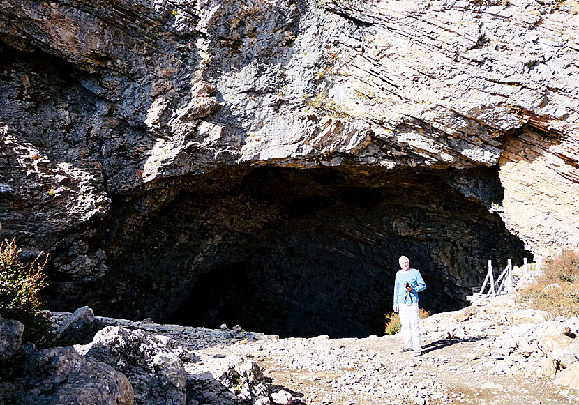 Kalispera Janne explores the Nida Plateau and Idaion Cave in Anogia on Crete.