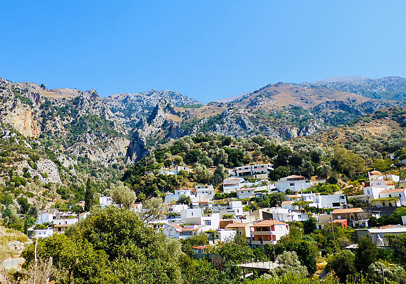 In the genuine village of Platania in Crete, the hike to the Platania Gorge and the Amari Valley begins.