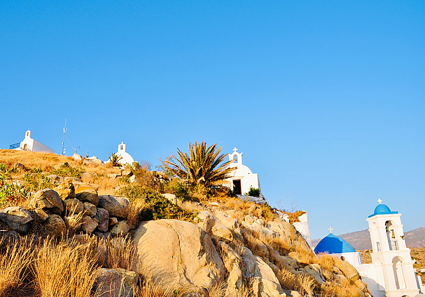 Are there 365 churches, one church for each day, on the island of Ios in Greece?