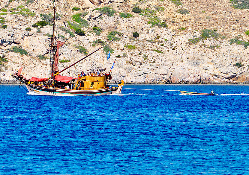 Beach boat to the hard-to-reach Pikri Nero and Papas beaches in Ios island.