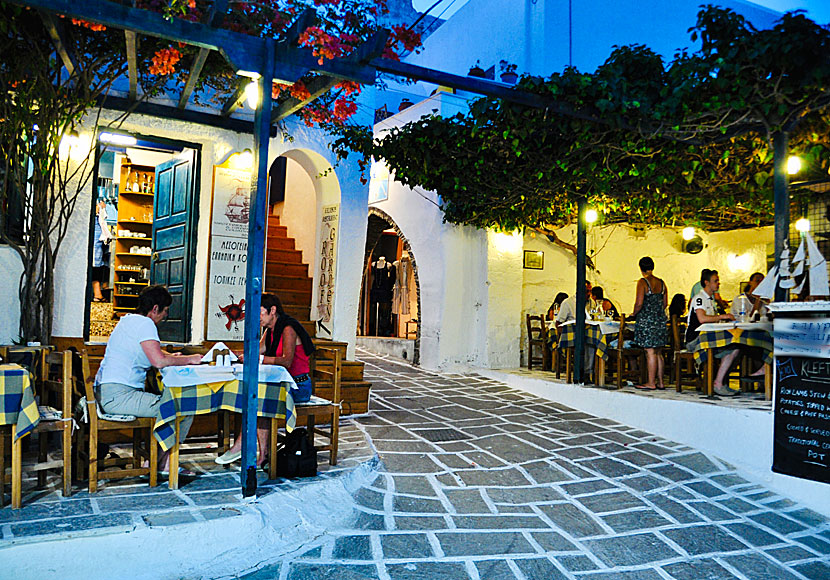 Restaurants in Chora that have outdoor seating.