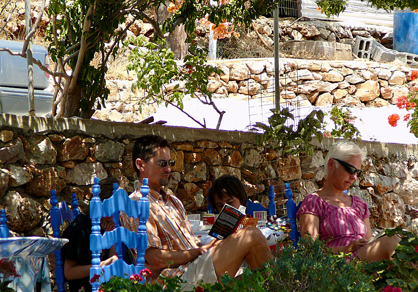 At Taverna Platys Gialos in Lipsi you can have lunch, listen to Greek music, philosophize and read books.