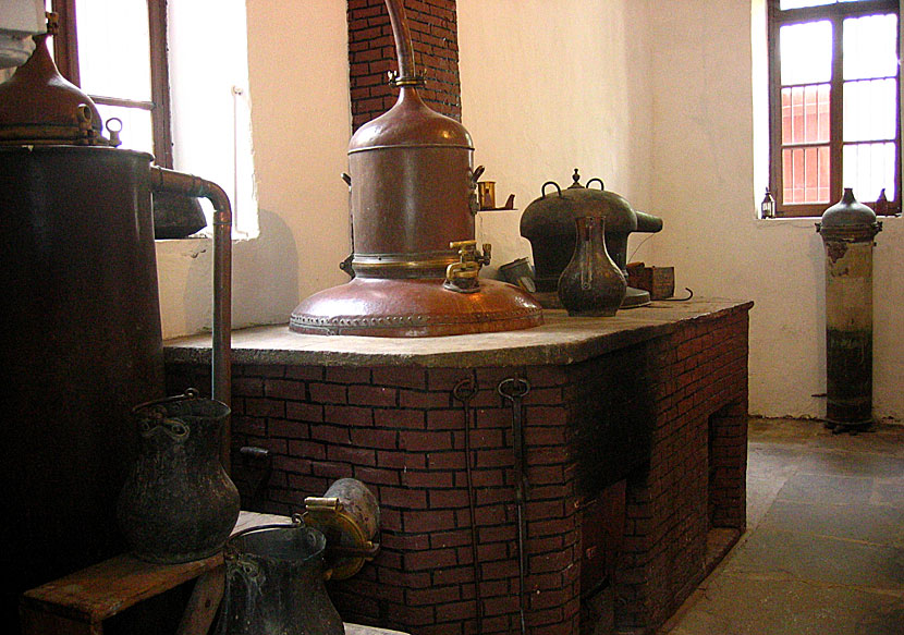 The distiller from 1862 that is still used to make kitron in Naxos.