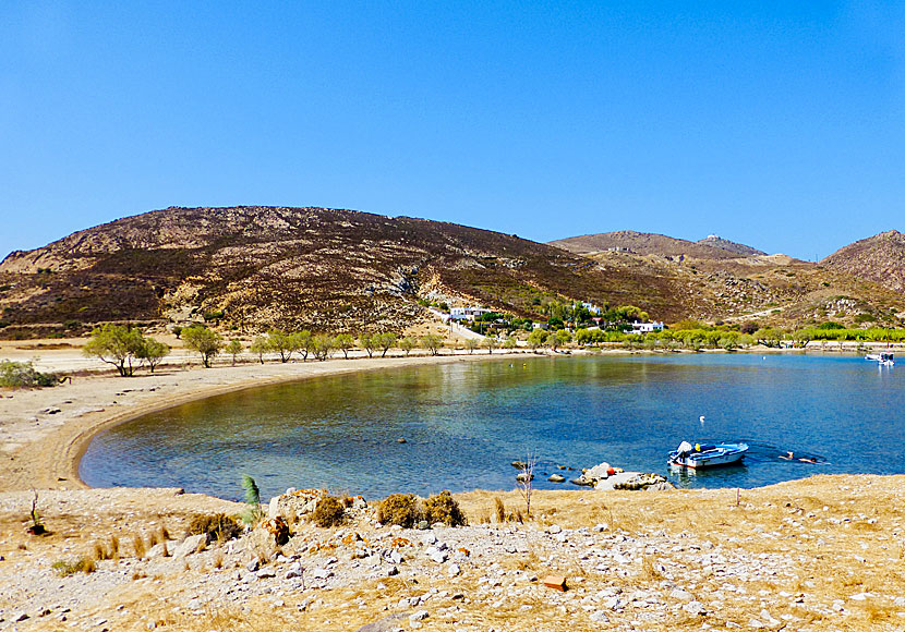 The beach of Diakofti on Patmos where the path to Psili Ammos begins.