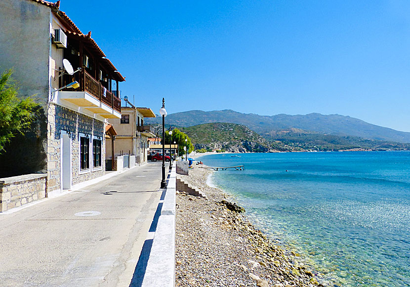 Along the beach promenade in Balos on Samos are many restaurants and hotels.