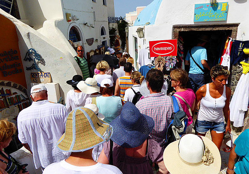 Be prepared that the alleys of Oia can be crowded when a cruise ship arrives.