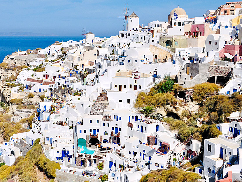 Oia in Santorini equals beautiful whitewashed houses and narrow alleyways.