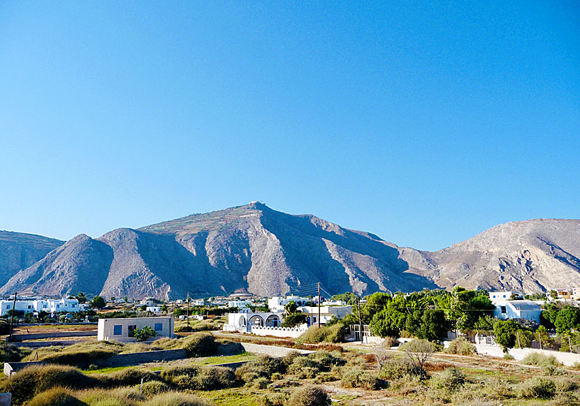 Perivolos is located at the foot of Mount Profitis Elias, which is Santorini's highest mountain.