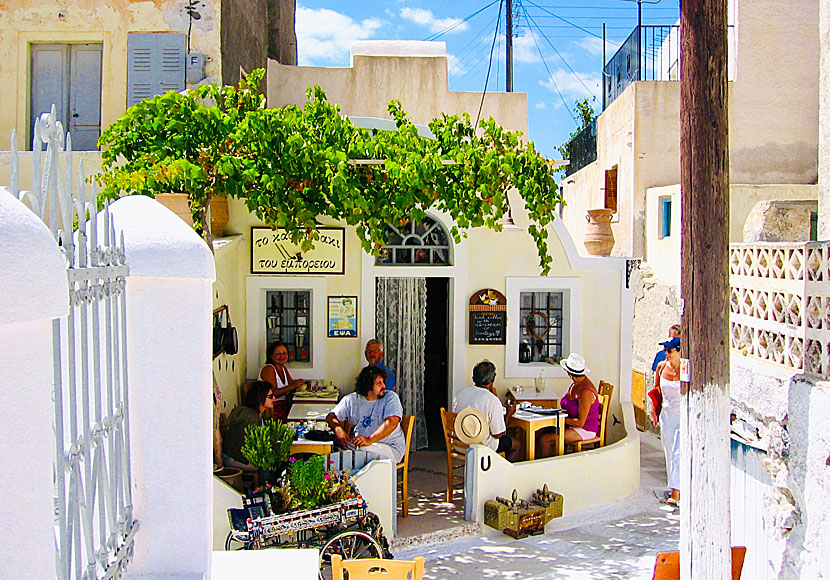 Cafe, kafenión and taverna in the village of Emporio on Santorini.