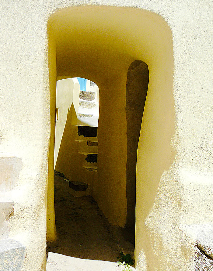 Narrow alleys in Kastelli above Emporio.