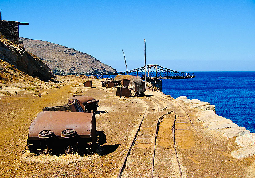 In Megalo Livadi on Serifos, traces of mining can be seen: mine pits, iron ore, railway, wooden and iron ore wagons and the shipping port.