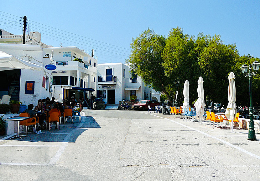 Restaurants, cafes and tavernas in the port of Sikinos.