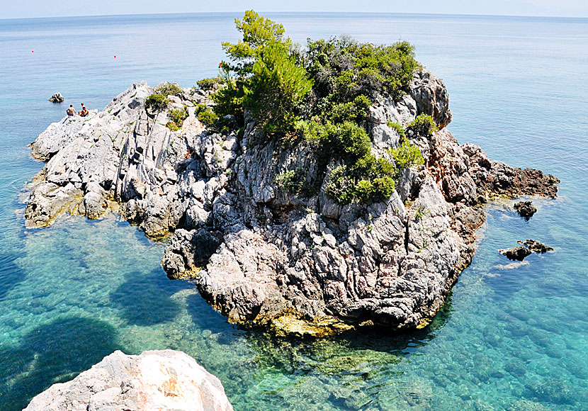 The small island located at the beginning of Stafilos beach on Skopelos is perfect for those who like to snorkel.