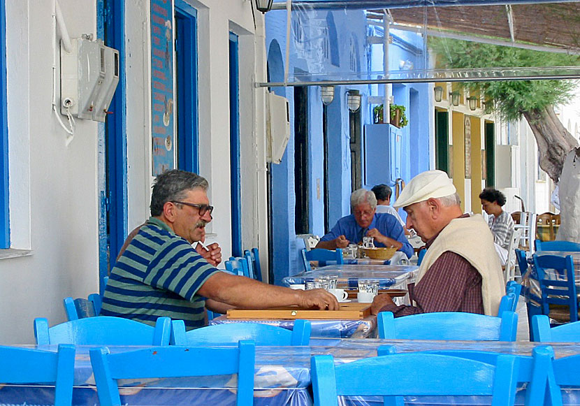 Play tavli (backgammon) at the cafes on Tinos.