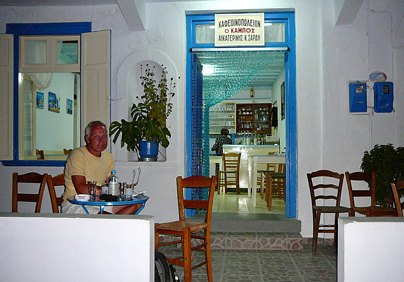 Greek everyday life and an ouzo in Chora om Kimolos.