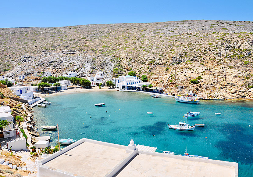 In Heronissos on the north of Sifnos there is a small beach, good restaurants and potters.