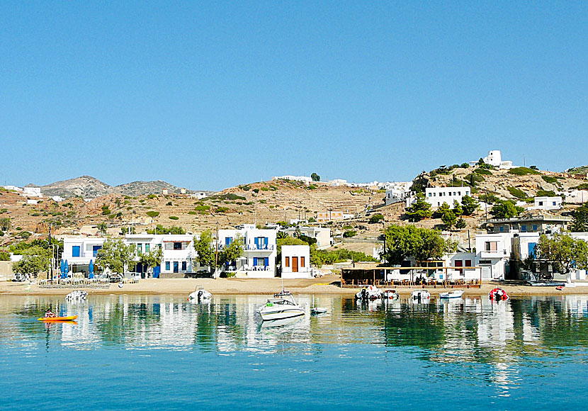 In the cute little port village of Psathi on the island of Kimolos there are shops, hotels and a nice sandy beach.