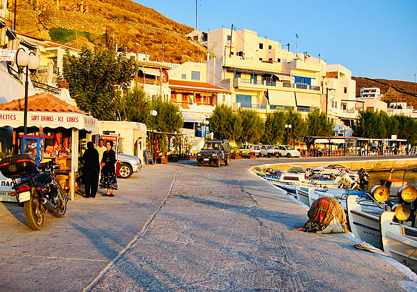 The harbor promenade in Merichas on Kithnos is lined with restaurants and taverns.