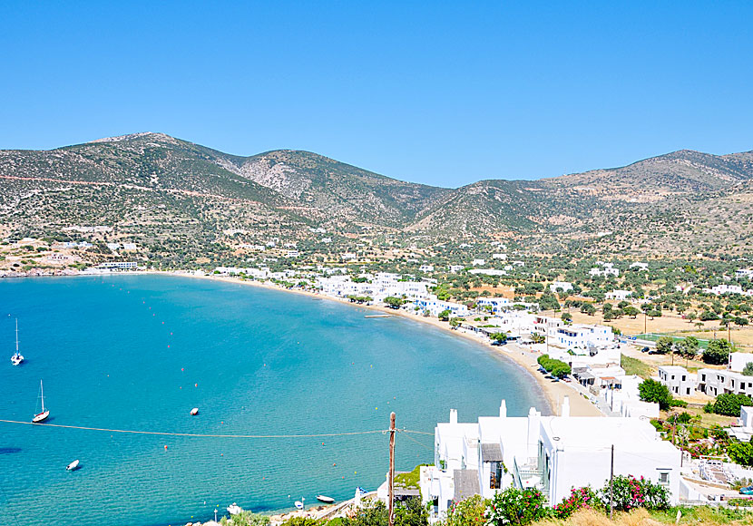 In Platys Gialos on Sifnos there is a long sandy beach and good hotels and tavernas.