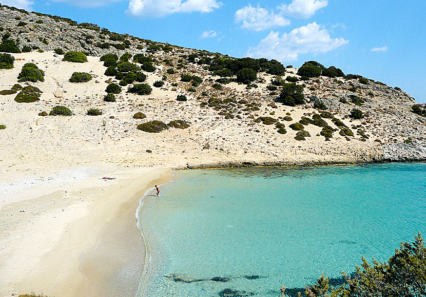 The nudist beach Psili Amos is located below the village of Mesaria on Schinoussa and can only be reached on foot.