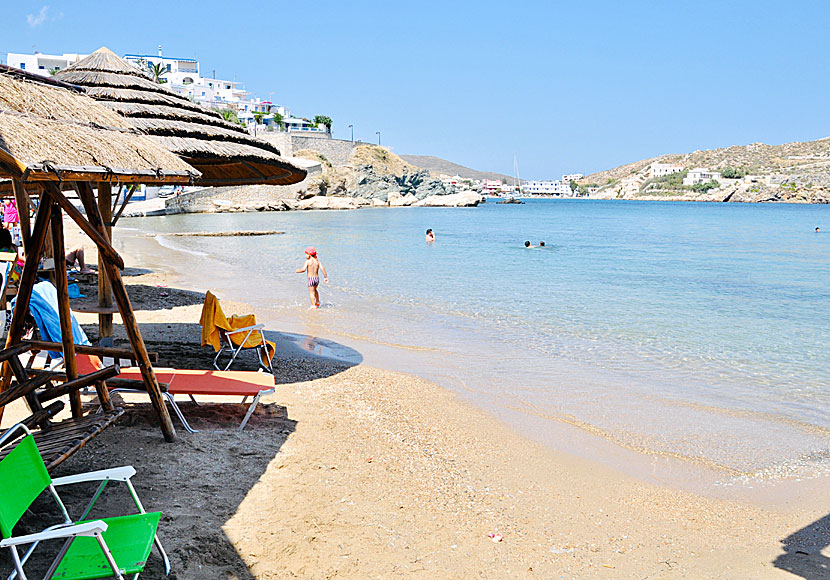 The sandy beach Achladi beach on Syros is shallow and suitable for small children.