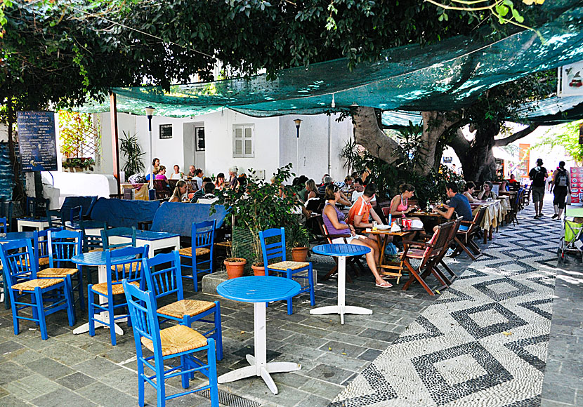In the cozy square of Mandraki on the island of Nisyros, there are many good restaurants and bars.