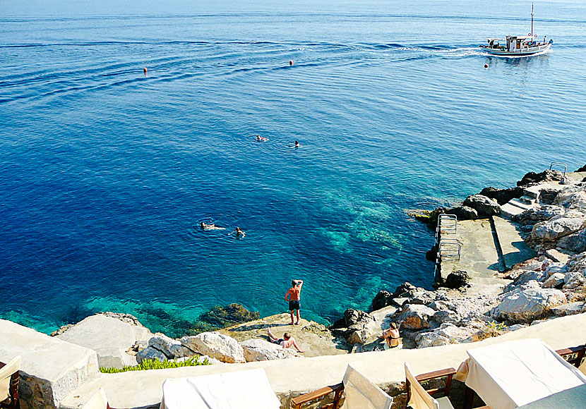 In Hydra you can swim from the rocks. The water is pleasant., like here at Spilia beach.