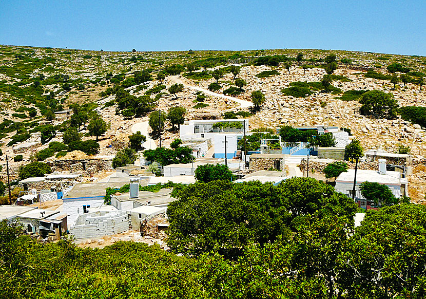 The small village of Mikro Chorio on Agathonissi has about 10 inhabitants.