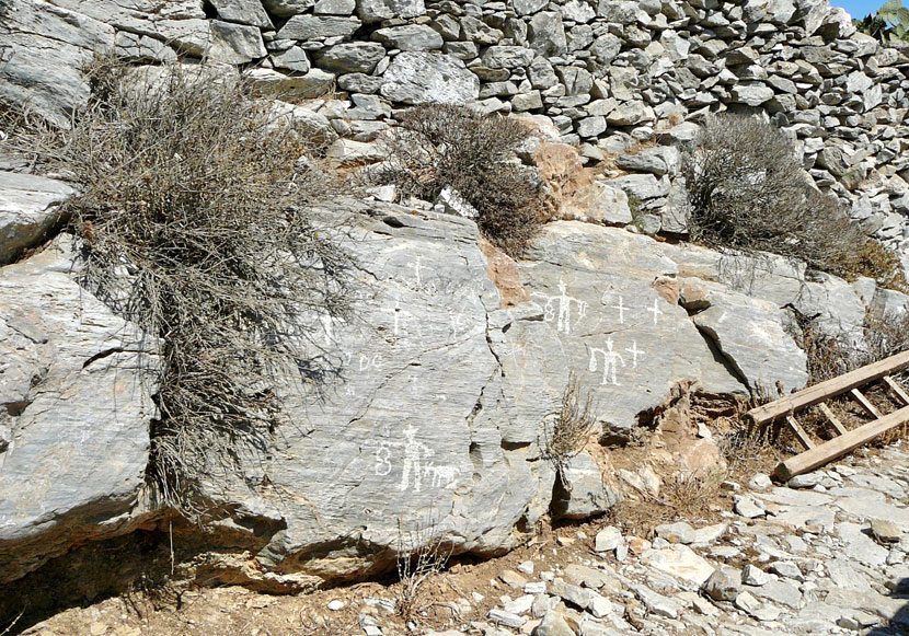 There are between 100 and 200 rock paintings in Asfondilitis.
