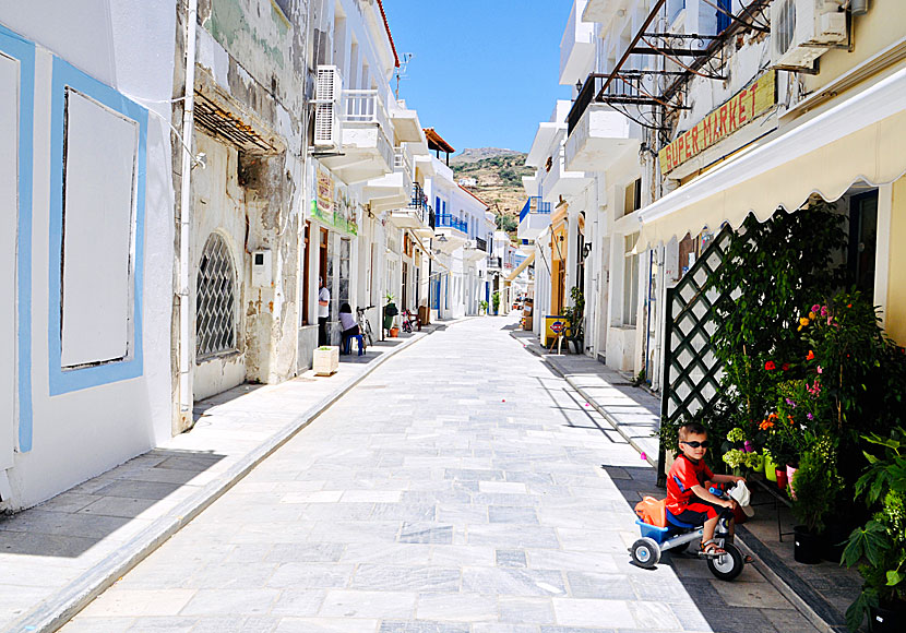 Along the main street of Ormos are bakeries, shops, tavernas and restaurants.