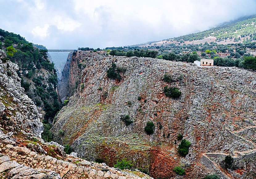 Instead of walking over the Aradena Bridge, you can hike via a path in the Aradena Ravine.