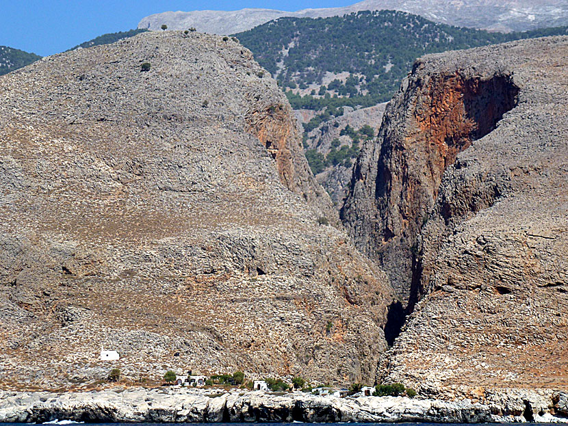 The reward after the hike in the Aradena gorge is a cooling bath and a good lunch at Marmara beach.