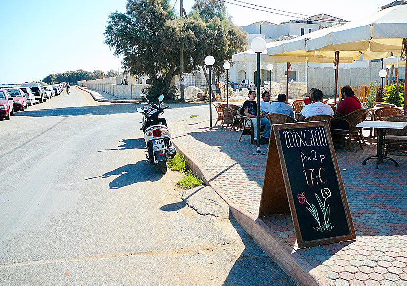 Restaurants and tavernas at the beach promenade in Analipsi.