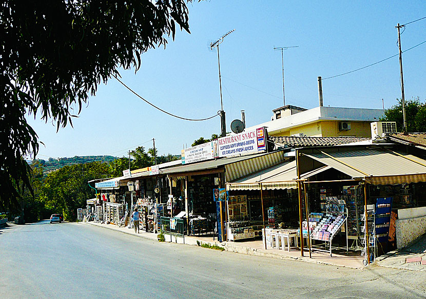 Outside the entrance to Knossos there are souvenir shops and snack bars.