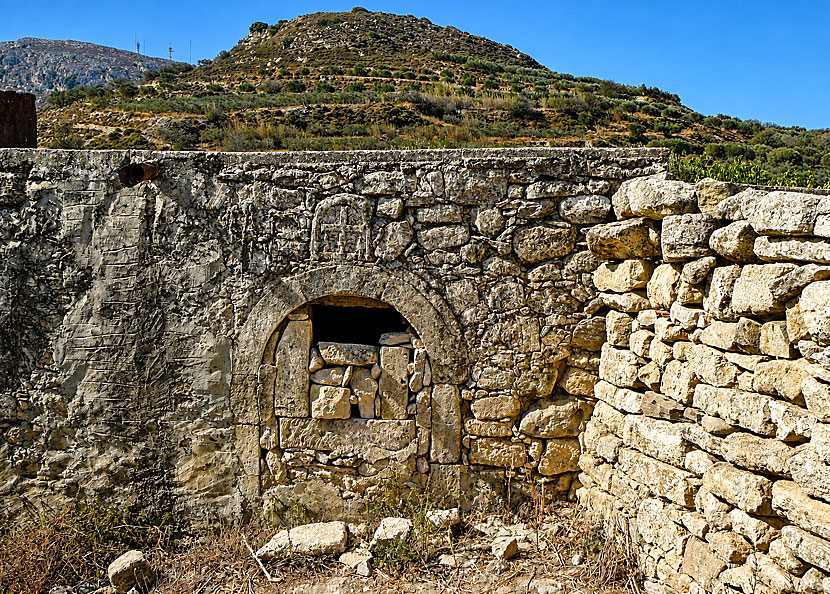 On one of the ruins in Etia, a cross carved into the stone above an arched doorway is still visible.
