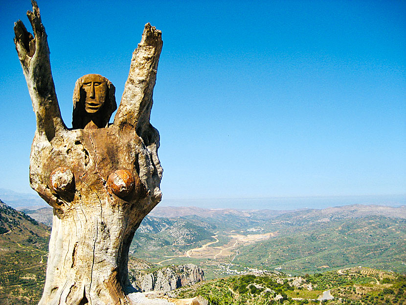 Statues of Homo Sapiens and Neanderthals who may have lived in Crete, Greece.