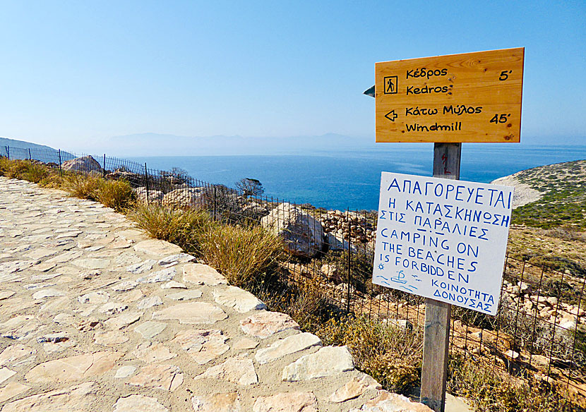 The walk between Stavros and Kedros beach takes about 10 minutes.