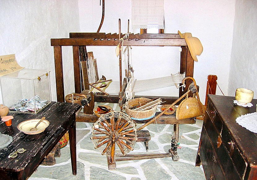 Spinning robe and loom in the folk museum Laografiko on Folegandros.