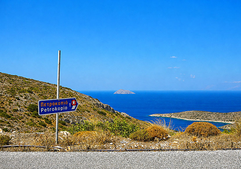 It is about 3.5 kilometers from the harbor promenade in Fourni village to Petrokopio