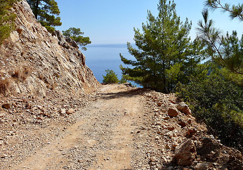 The road down to Kato Lakos beach consists of gravel and is difficult to drive a car or moped on.