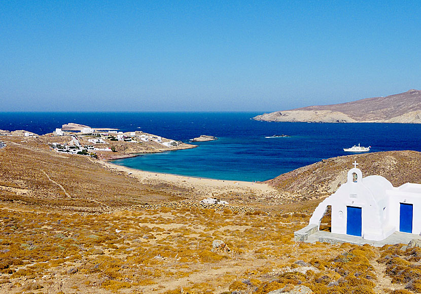 At the sandy beach of Agios Sostis on Mykonos there are some hotels and restaurants.