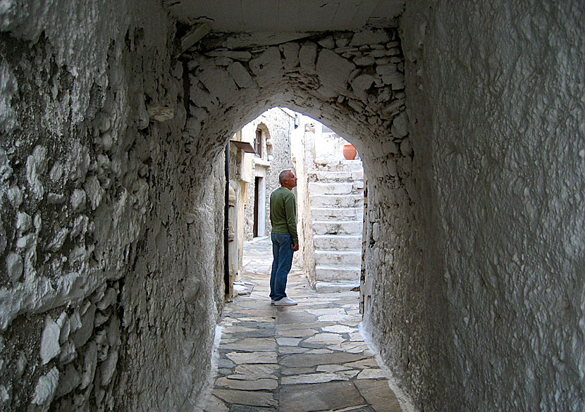 There are plenty of narrow alleys in Kastro, and it is easy to get lost.
