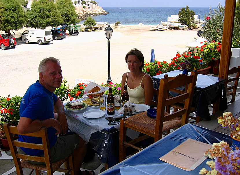 People like to sit for a long time at Taverna Delfinaki and enjoy good food.
